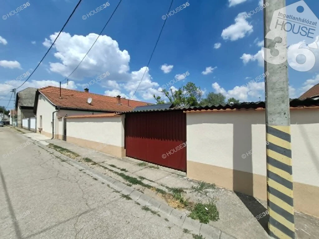 KECSKEMÉT SZELEIFALUBAN, RENDEZETT UTCÁBAN, 2 SZOBÁS CSALÁDI HÁZ ELADÓ!
