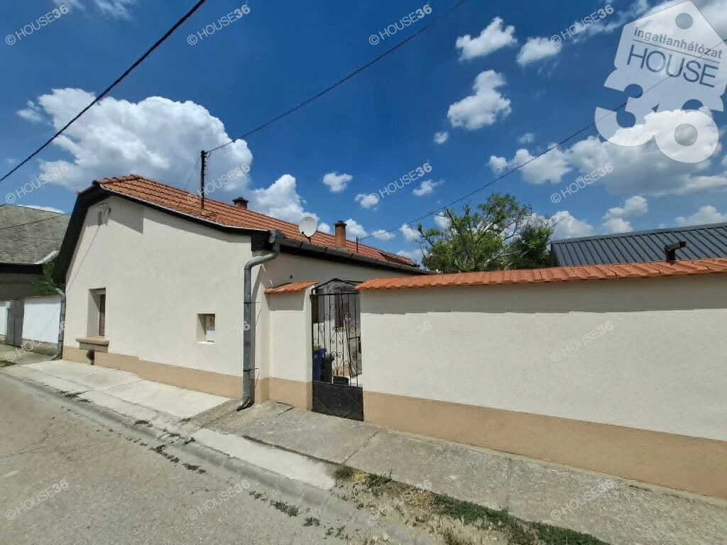 KECSKEMÉT SZELEIFALUBAN, RENDEZETT UTCÁBAN, 2 SZOBÁS CSALÁDI HÁZ ELADÓ!