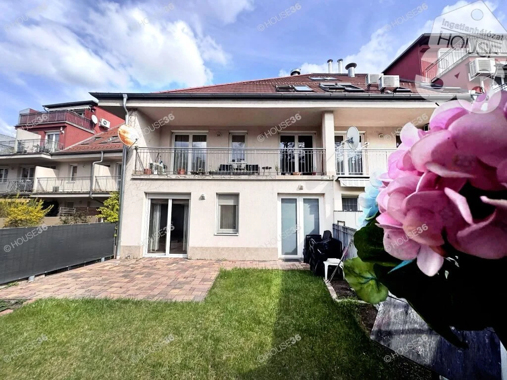 Belvárosi kertkapcsolatos lakás ELADÓ!