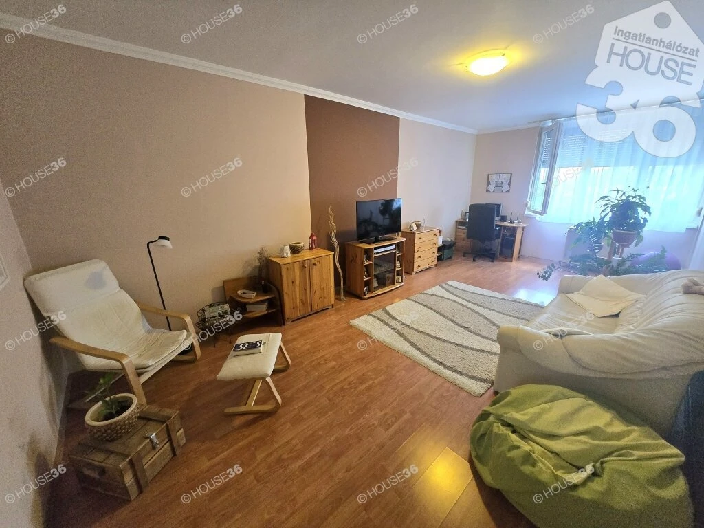 Széchenyivárosban tégla lakás eladó! Azonnal birtokba vehető! Teljes bútorzattal!