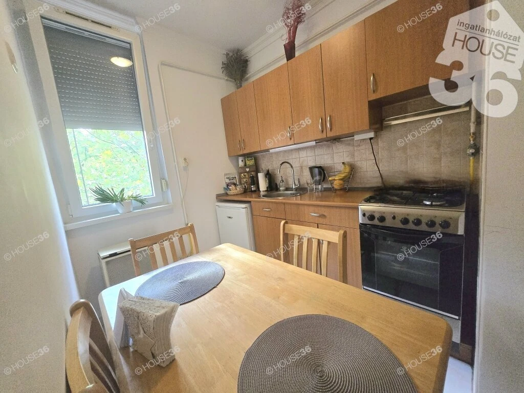 Széchenyivárosban tégla lakás eladó! Azonnal birtokba vehető! Teljes bútorzattal!