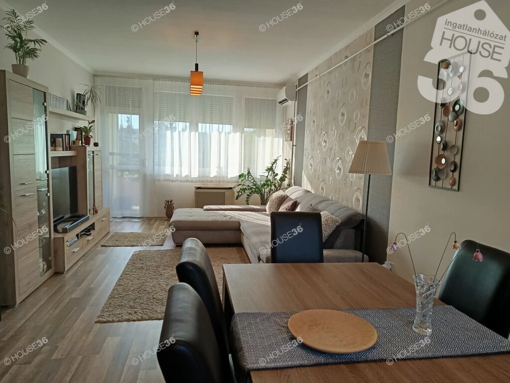 Hunyadivárosban elegánsan felújított lakás eladó!