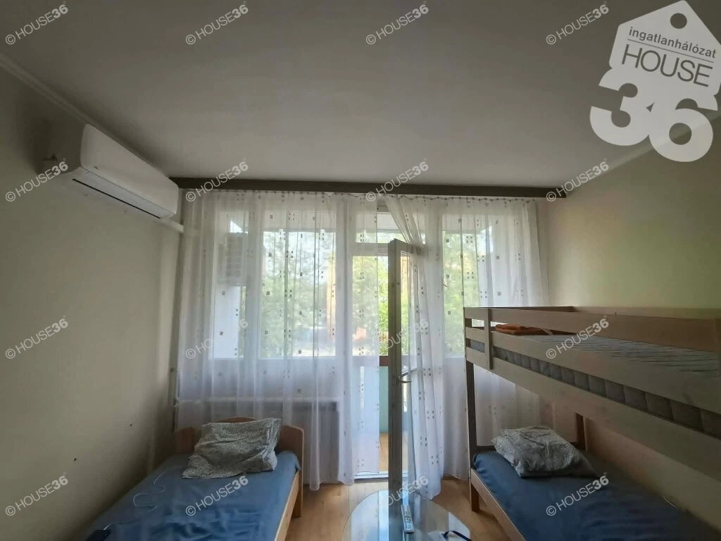 Széchenyivárosban, 2. emeleti, 2 szobás erkélyes lakás eladó!
