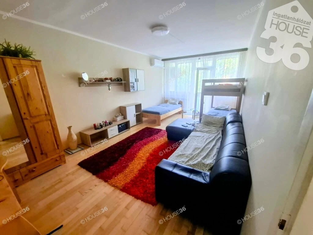 Kecskeméten a Széchenyivárosban, 2. emeleti, 2 szobás erkélyes lakás eladó!
