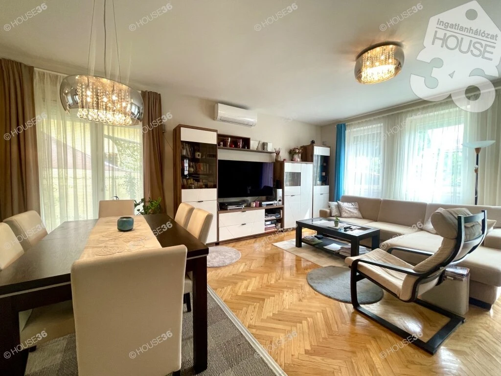Kecskemét Hunyadiváros – Igényes, napelemes családi ház gyönyörű kerttel eladó!