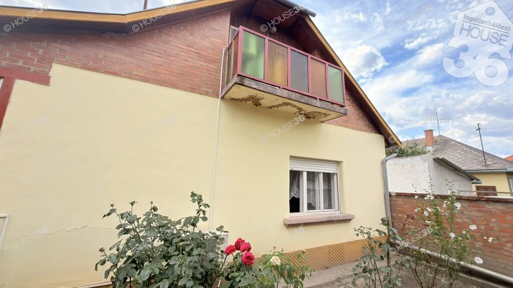 Kecskeméten az IPOLY UTCÁBAN 3 szoba + nappalis CSALÁDI HÁZ eladó!