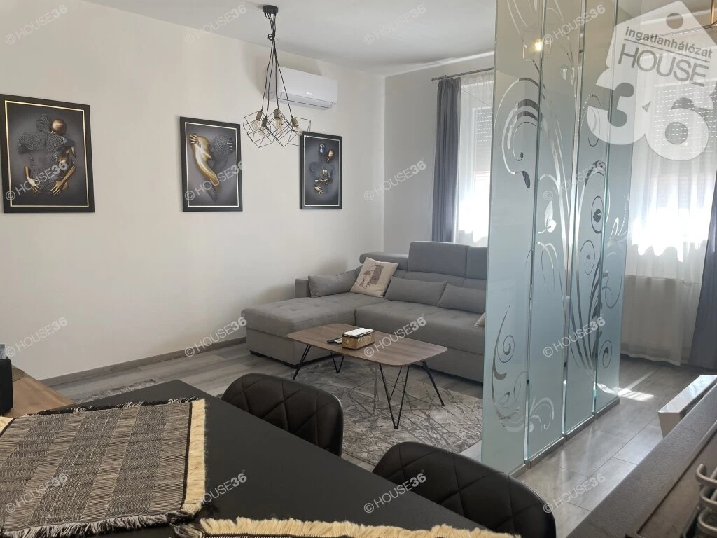 Kecskeméten a Széchenyi körúton, nappali + 3 szobás, gyönyörű lakás Eladó!
