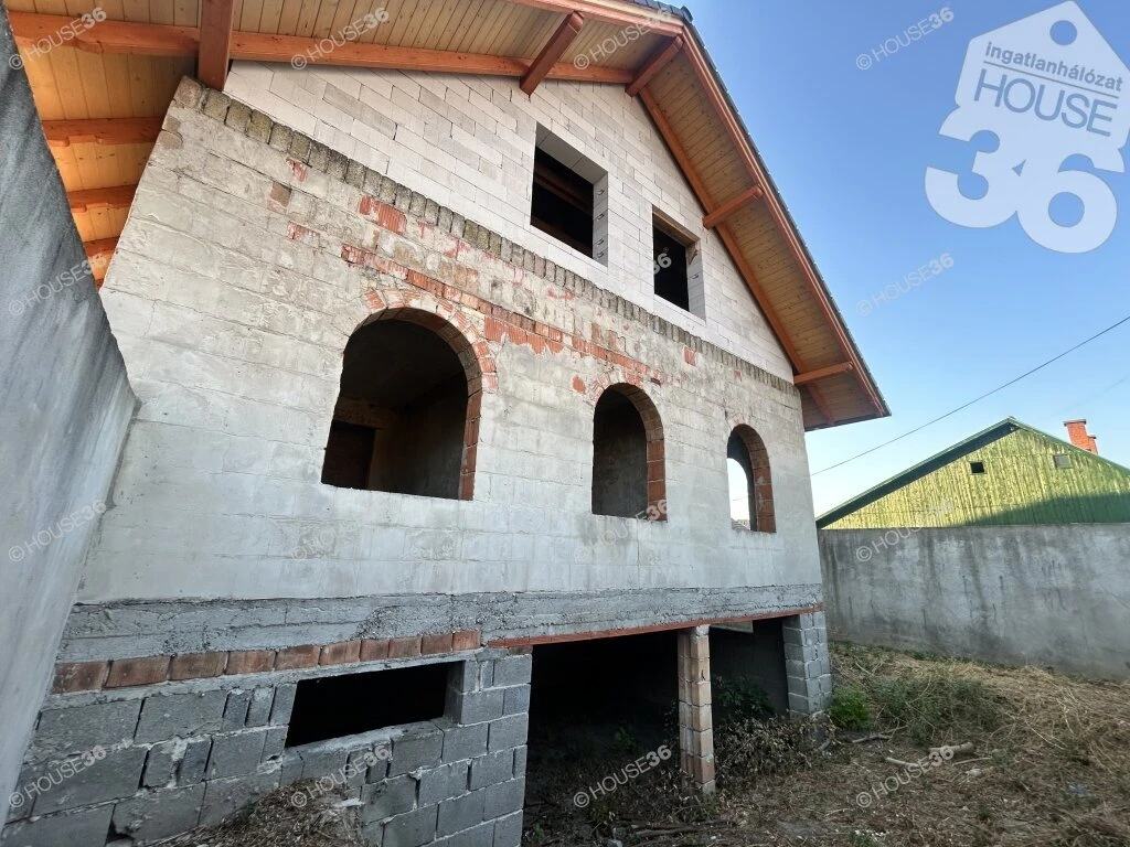Fejezze be Ön új otthonát! Nagykőrösön kétszintes családi ház eladó!