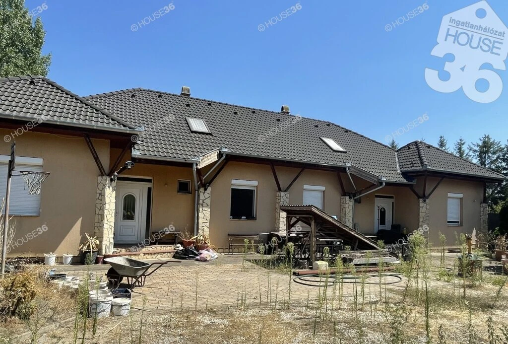Kecskemét kedvelt kertvárosias részében, ikerház Eladó!