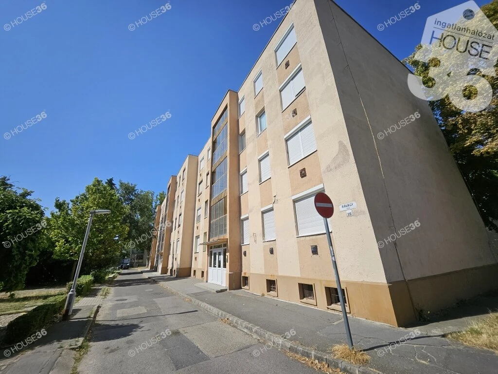 Belvárosi, tégla, fsz,i, erkélyes lakás eladó!