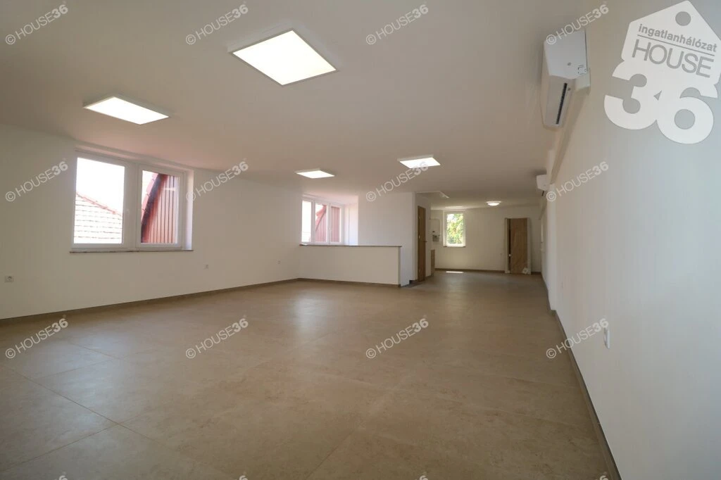 KISKŐRÖS KÖZPONTJÁBAN, 80 m2-es ÜZLETHELYISÉG KIADÓ!
