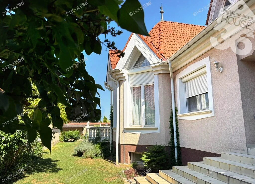 Hunyadiváos kertvárosi részén villa ELADÓ!