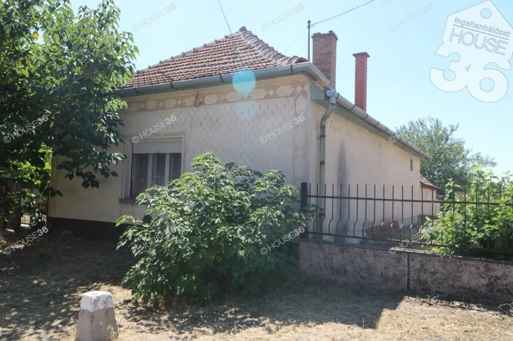 KÉT SZOBÁS CSALÁDI HÁZ ELADÓ! (3466 m2 telekterület!)