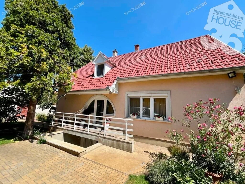KATONATELEP- FELÚJÍTOTT-IGÉNYES 5 SZOBÁS CSALÁDI HÁZ 1076 M2 PARKOSÍTOTT TELKEN