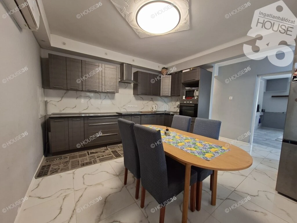 Modern ház, csendes környéken!
