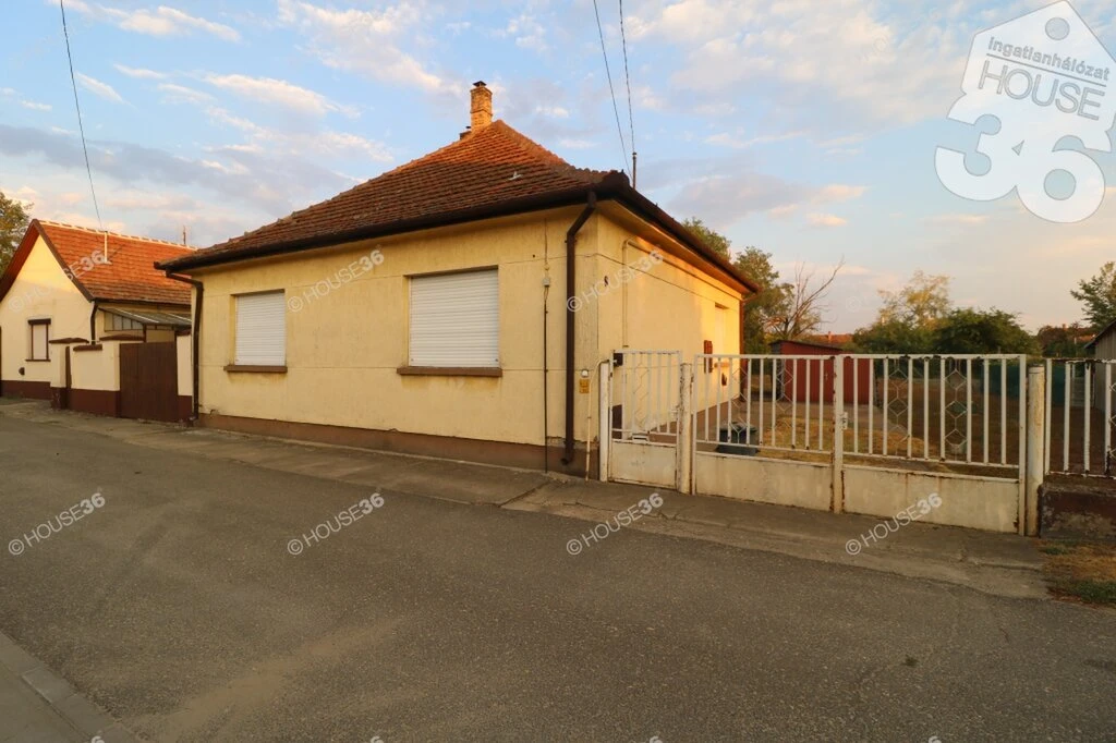 KISKŐRÖS KÖZPONTI RÉSZÉN, 3 SZOBÁS CSALÁDI HÁZ ELADÓ!
