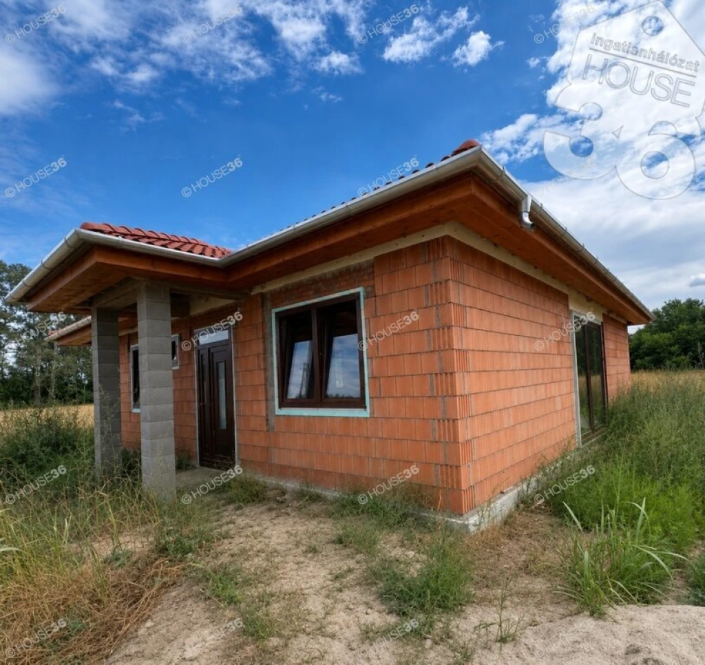 Nappali+3 szobás ÚJ CSALÁDI HÁZ  gazdálkodásra is alkalmas nagyságú területen!