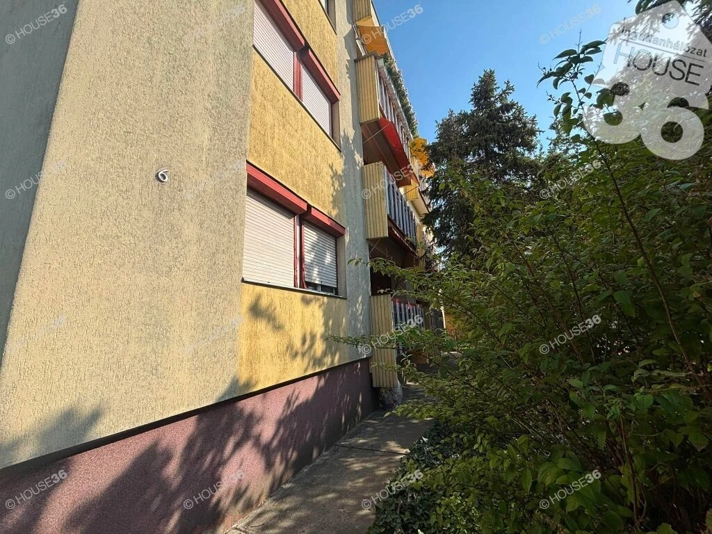 Eladó első emeleti, erkélyes 82 m2-es lakás.