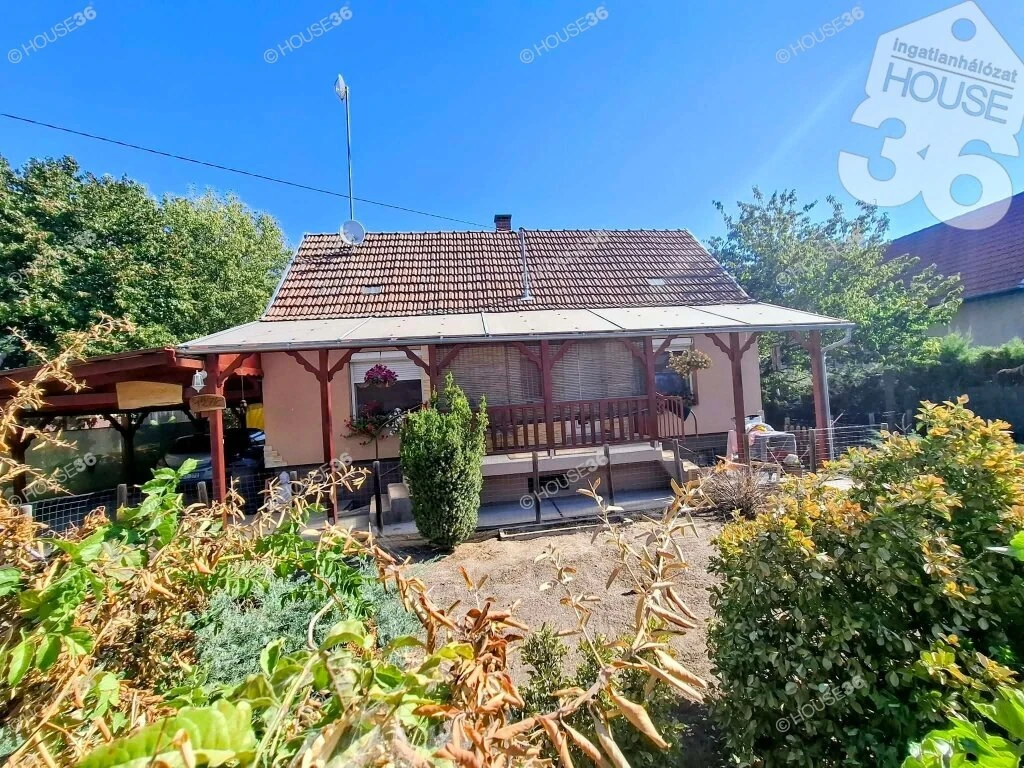 ÁRESÉS: KECSKEMÉT KISFÁIBAN KERTVÁROSI ÖVEZETBEN 53 M2-ES 2 HÁZ MASSZÁZS SZALONNAL