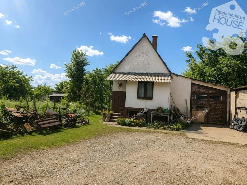 2700 m2-es telek gazdasági épülettel, műhelyekkel eladó Kecskeméten!