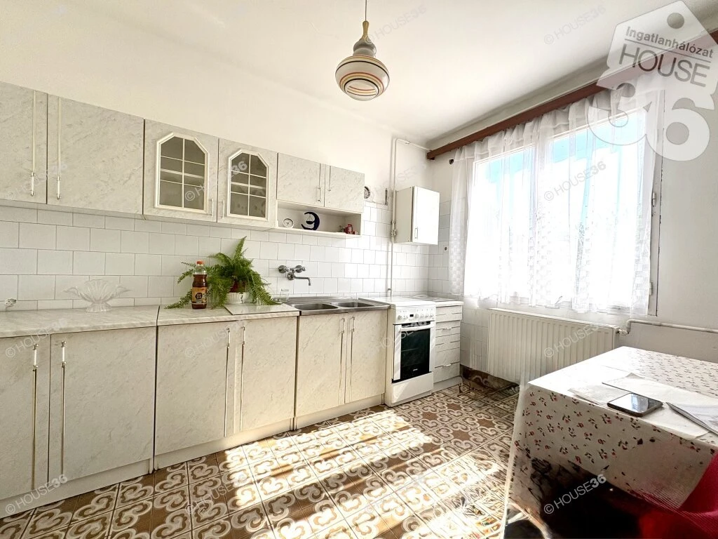 Kitűnő áron a Petőfivárosban családi ház eladó!