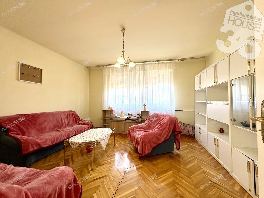 Kitűnő áron a PETŐFIVÁROSBAN CSALÁDI HÁZ eladó!