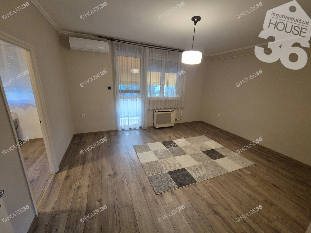 Első emeleti, erkélyes lakás, garázzsal eladó!