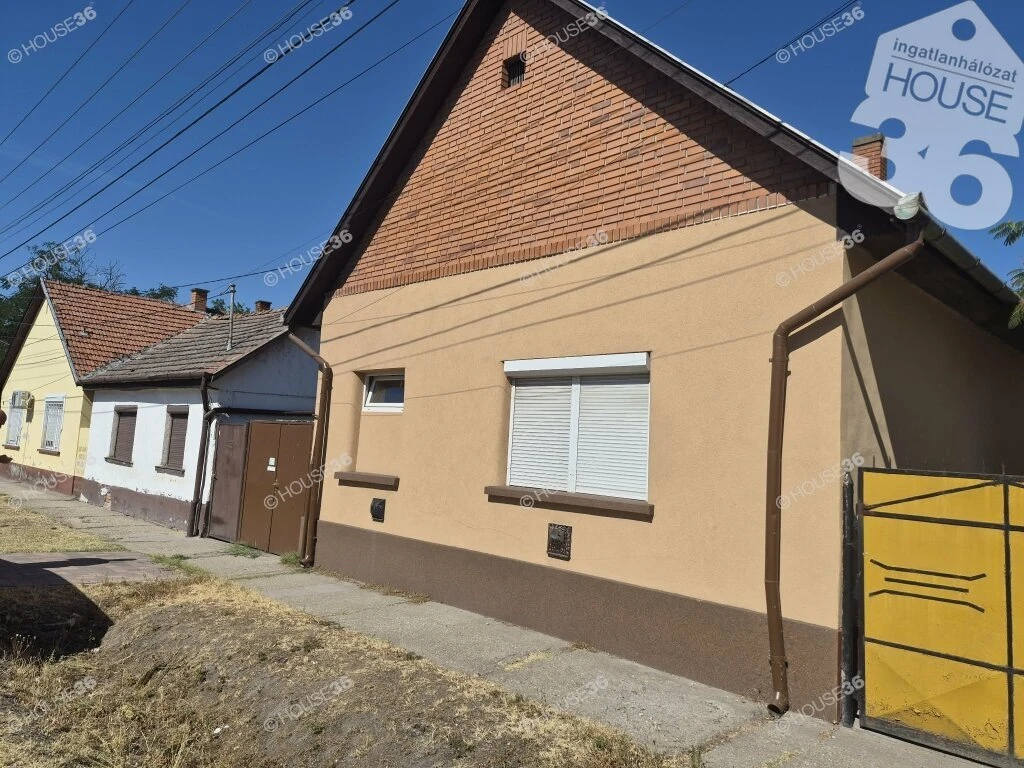 Lajosmizsén, városközponthoz közel, 940 m²-es telken családi ház eladó