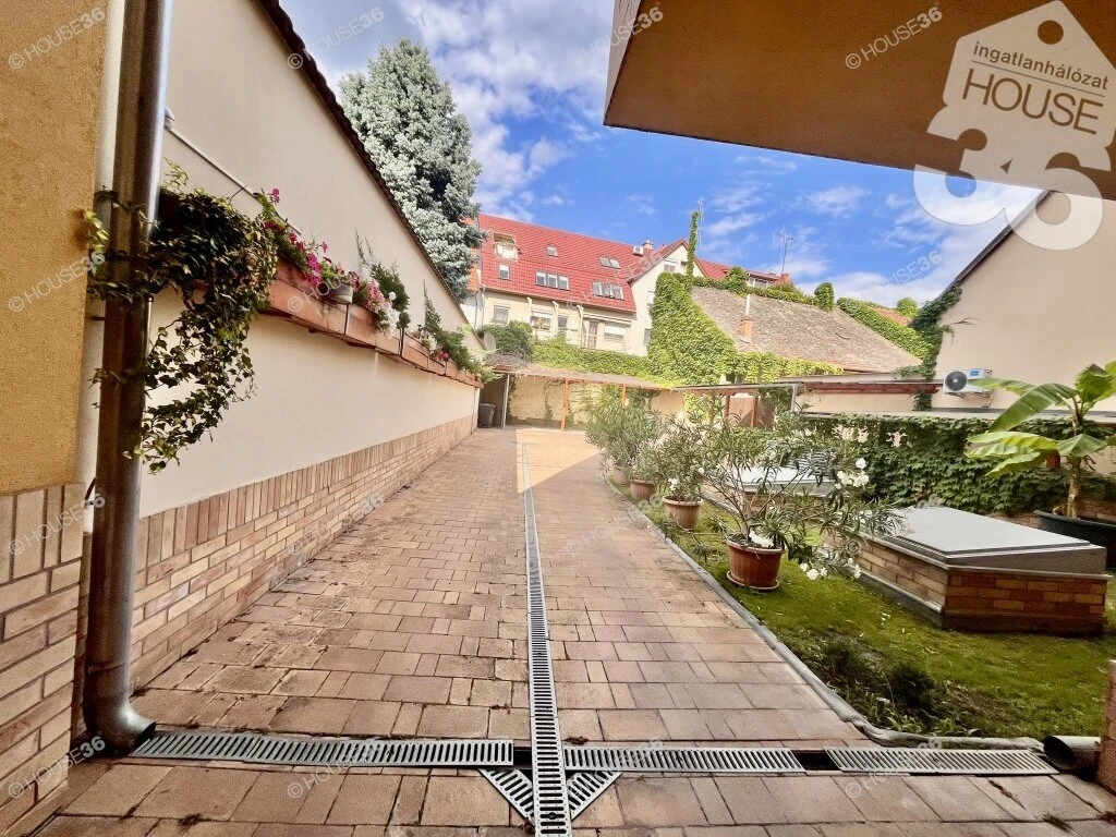Belvárosi extra teremgarázs két gépkocsi részére, tárolóval eladó!