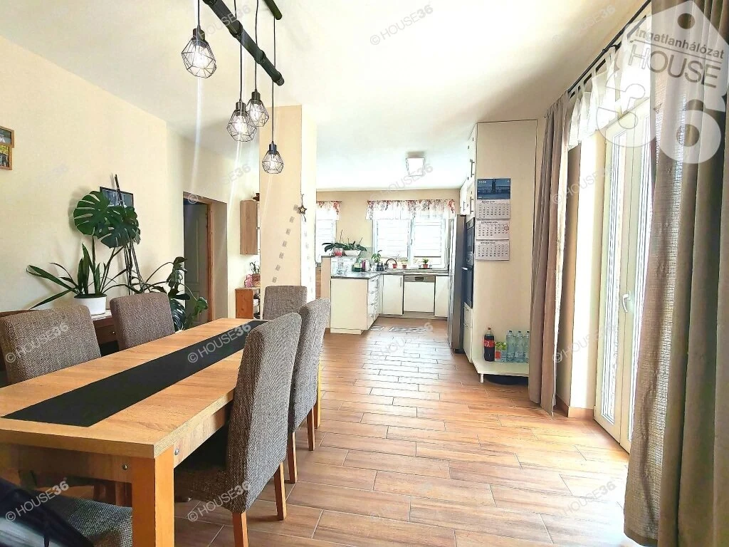 ​Két lakásként nyilvántartott, felújított családi ház Kecskemét belterületén