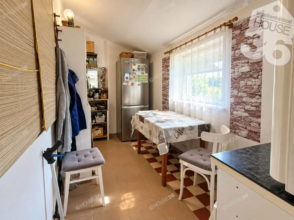 Kecskeméti ház nagy telekkel, szuterénnel és melléképületekkel!
