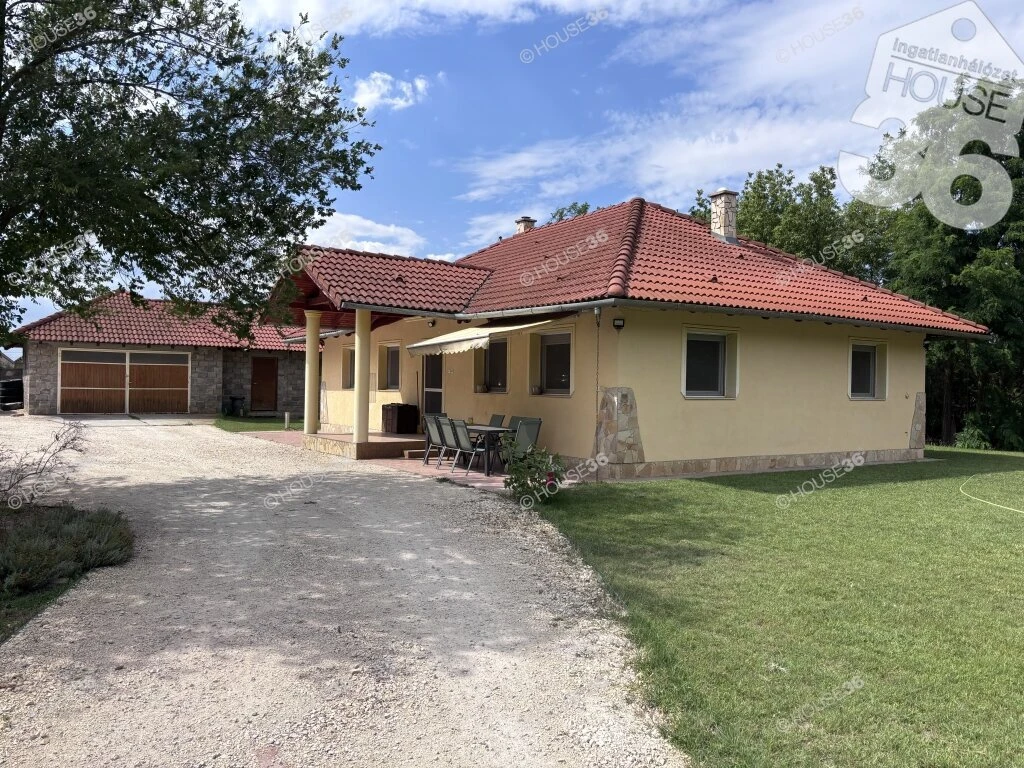Helvécián 4038 m2-es telken, nappali + 3 szobás ház eladó!