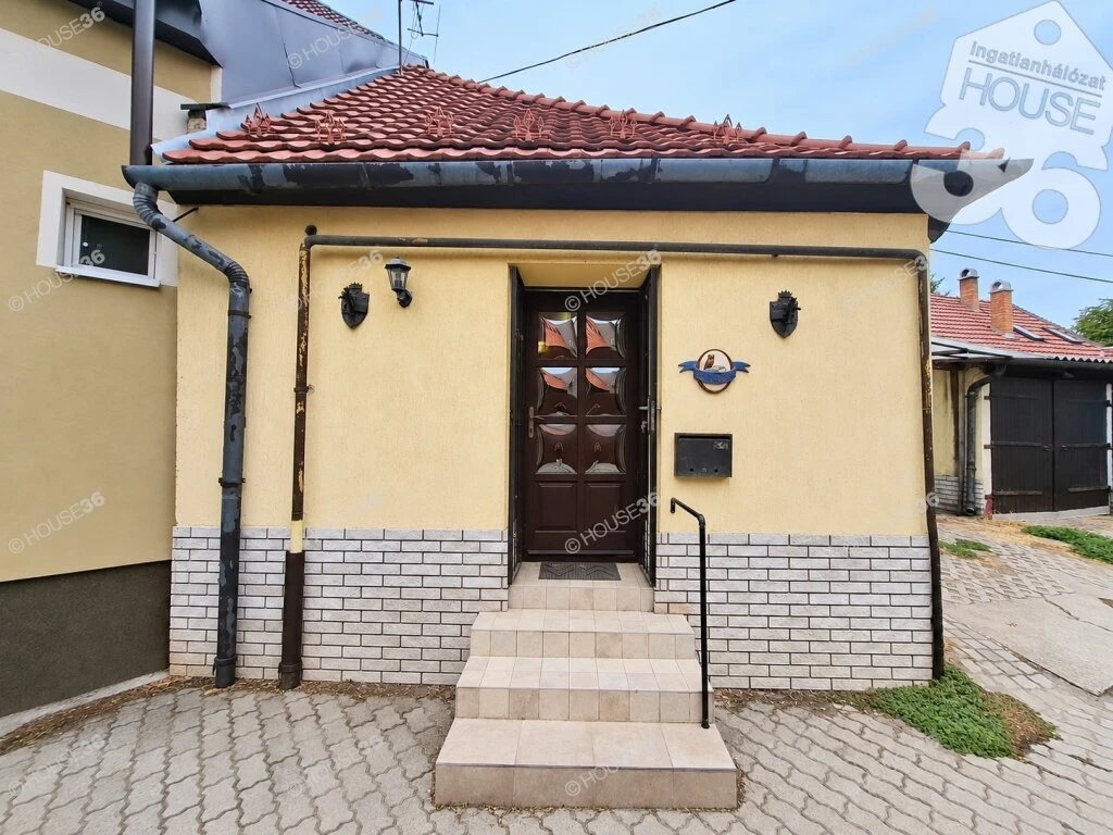 KECSKEMÉT BELVÁROSÁBAN BELSŐ UDVAROS HÁZ, ALKALMAS IRODÁNAK, MŰHELYNEK, ÜZLETNEK!