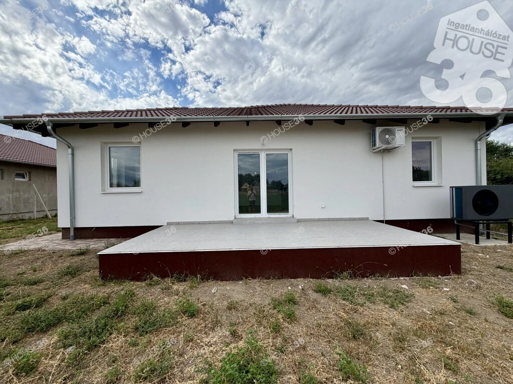 Eladó Nagykátán egy ÚJ nappali + 3 szobás szigetelt családi ház!