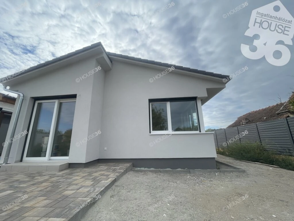 Petőfiváros szélén új építésű ház eladó sarok telken!