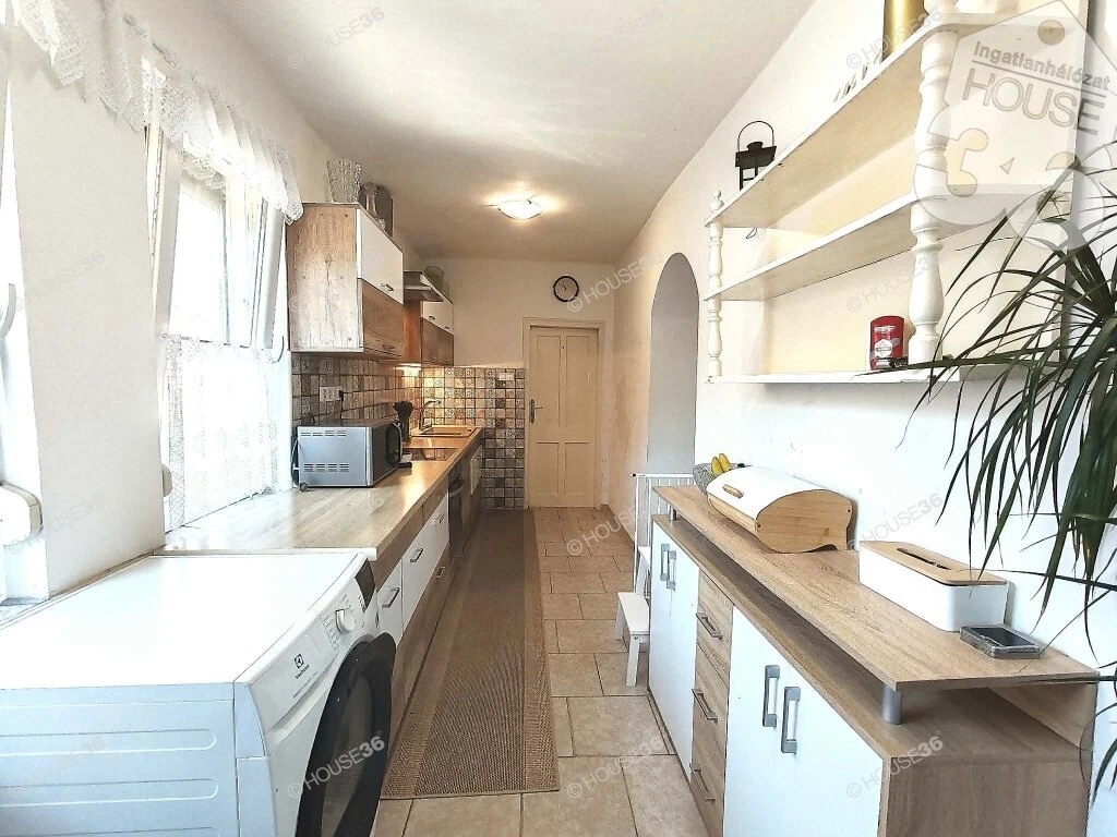 Belvárosi családi ház vállalkozási lehetőséggel és 80 m²-es melléképülettel!