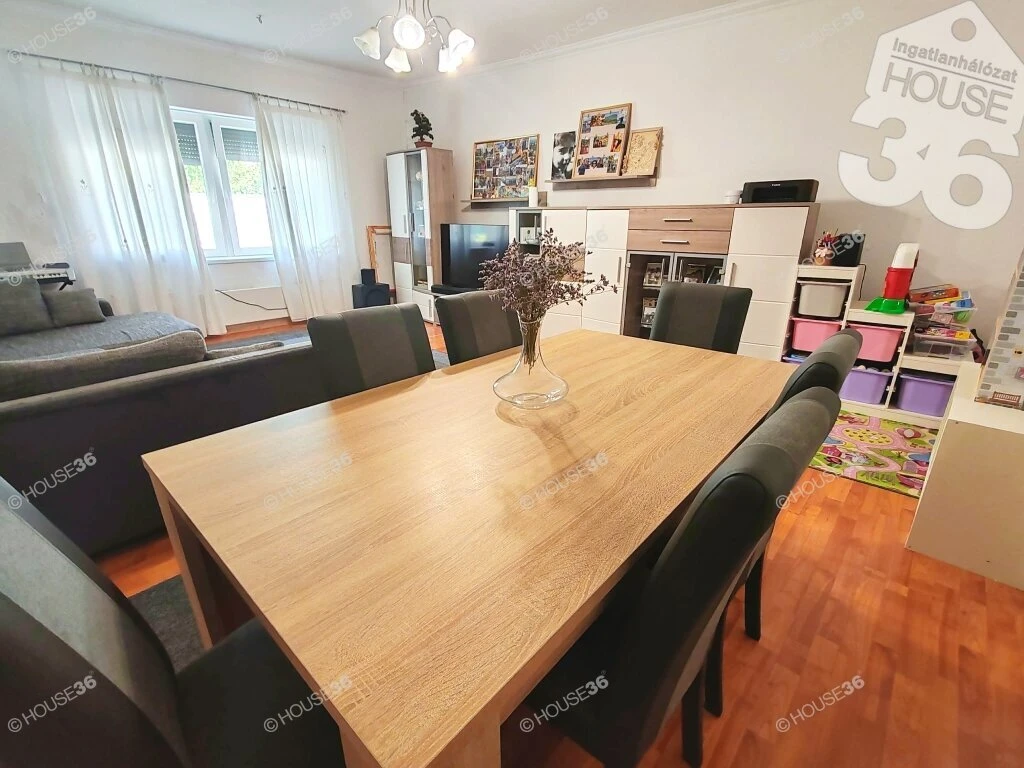 Belvárosi családi ház vállalkozási lehetőséggel és 80 m²-es melléképülettel!