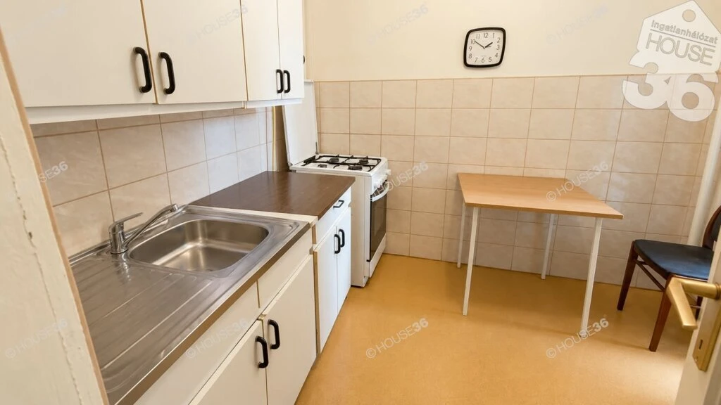3 szoba, 1. emelet, erkély, jó környék! Nézze meg, lehet, hogy pont ezt keresi!