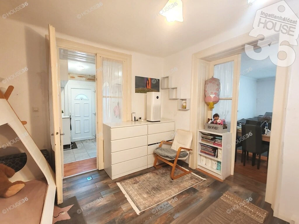 Belvárosi családi ház vállalkozási lehetőséggel és 80 m²-es melléképülettel!