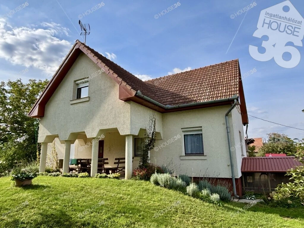 Eladó egy teljesen felújított családi ház, 40 m2-es utcafronti üzlethelyiséggel!