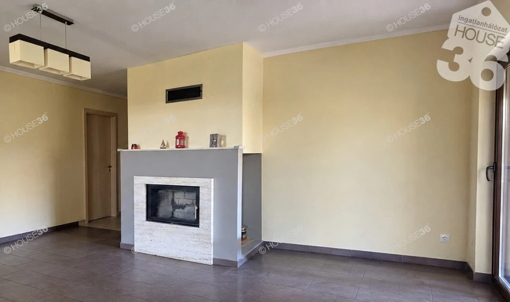 Kecskeméten eladó egy újszerű, nappali + 3 szobás családi ház!