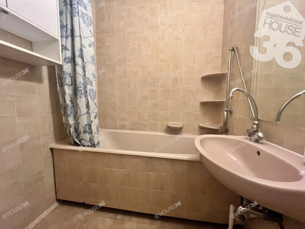 Első emeleti, 3 szobás lakás eladó Kecskeméten kiváló elhelyezkedéssel!