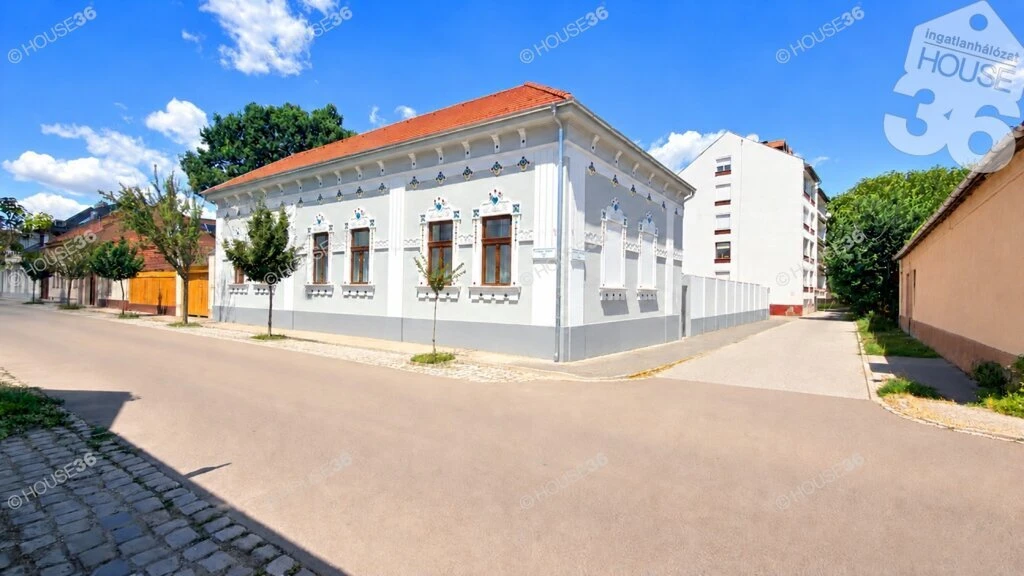 Kecskeméten a Belvárosban LUXUS kivitelű Polgári ház eladó!