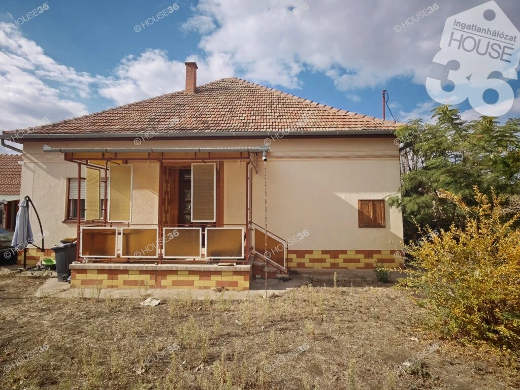 Nagyméretű családi ház, hatalmas udvarral a közkedvelt Kunszálláson!