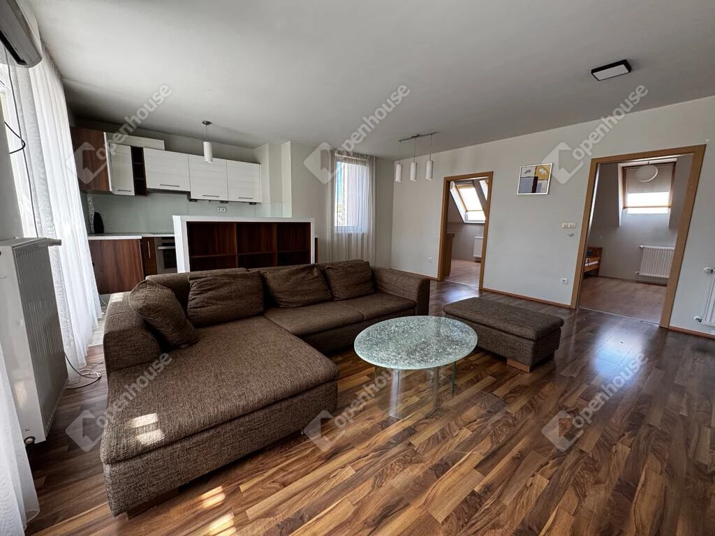 Székesfehérváron belváros közeli nagyteraszos társasházi lakás eladó!