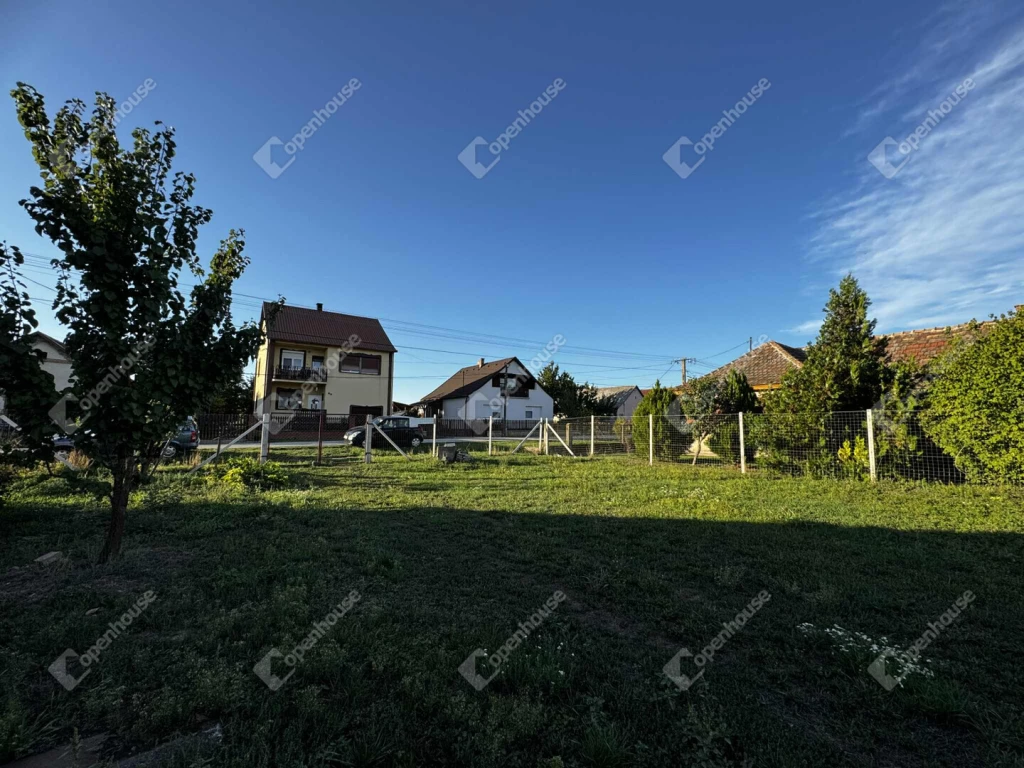 Eladó építési telek Tácon