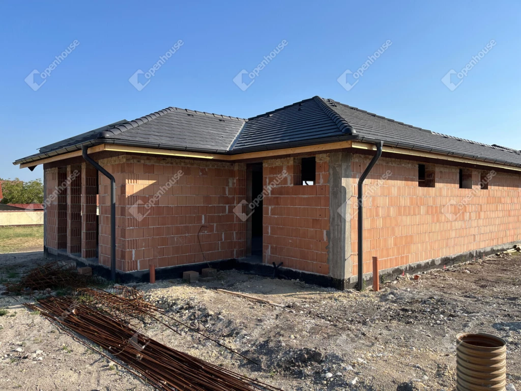 For sale semi-detached house, Úrhida, Urhida, Szegfű utca