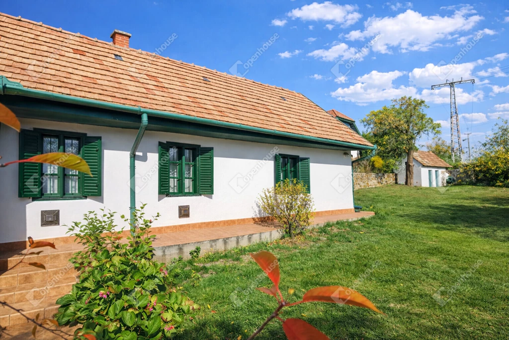 Eladó autentikus családi ház Sukorón