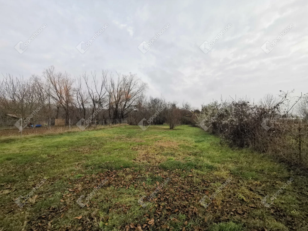 Pákozdon, csendes lakóövezetben eladó egy teljesen közműves építési telek