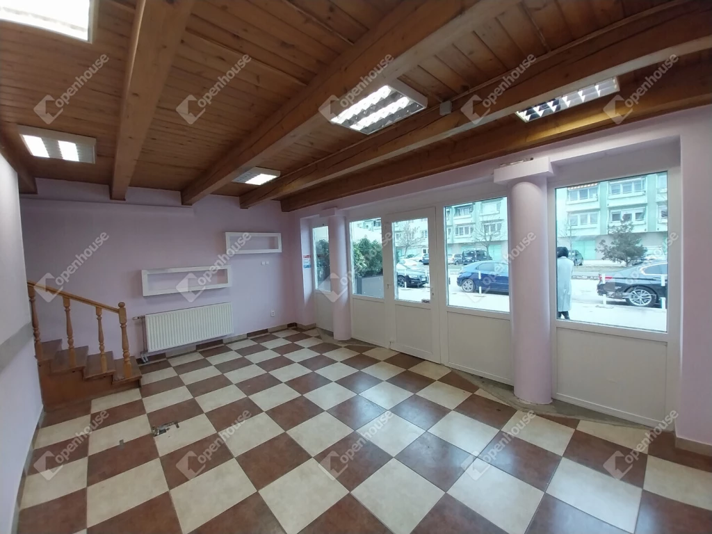 Kiadó, több lehetőséget is magába foglaló üzlethelyiség.